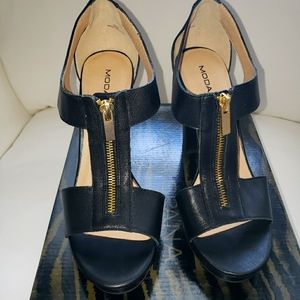 NEW! Never worn! US 9M Black/gold zipper, strappy, platform heels.